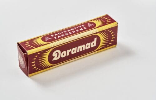 Verpackung der Radioaktiven Zahncreme "Doramad" aus den 1930er bis 1950er Jahren. Sie befindet sich in der Sammlung des Museum der Alltagskultur im Schloss Waldenbuch.