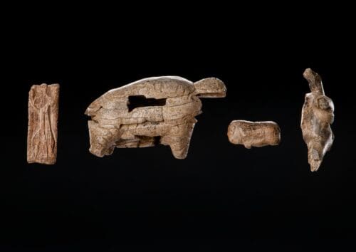 Figuren aus der Geißenklösterle-Höhle: Löwen-Mensch-Mischwesen, Mammut, Bison und Höhlenbär.