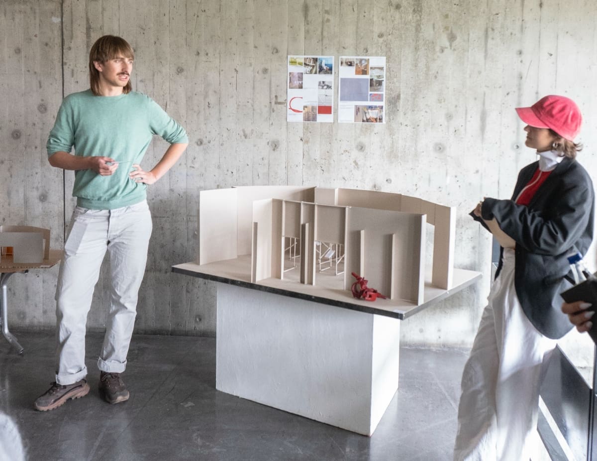 Das Bild zeigt zwei Personen neben einem Ausstellungsmodell.